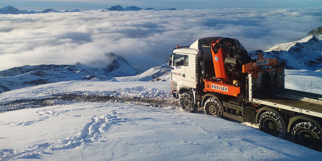 camions bras la roche sur foron sur une montagne enneigée